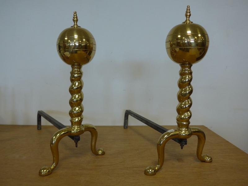 PAIRE DE CHENÊTS en bronze à décor d'une...