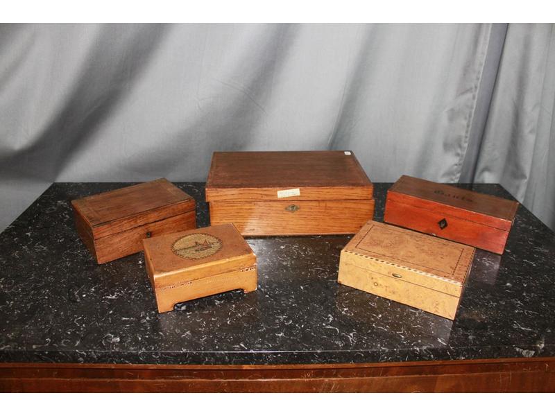 LOT DE CINQ BOÎTES en bois divers.