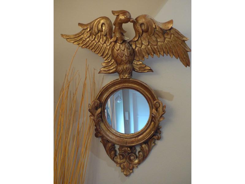 MIROIR circulaire dans un cadre en bois sculpté...