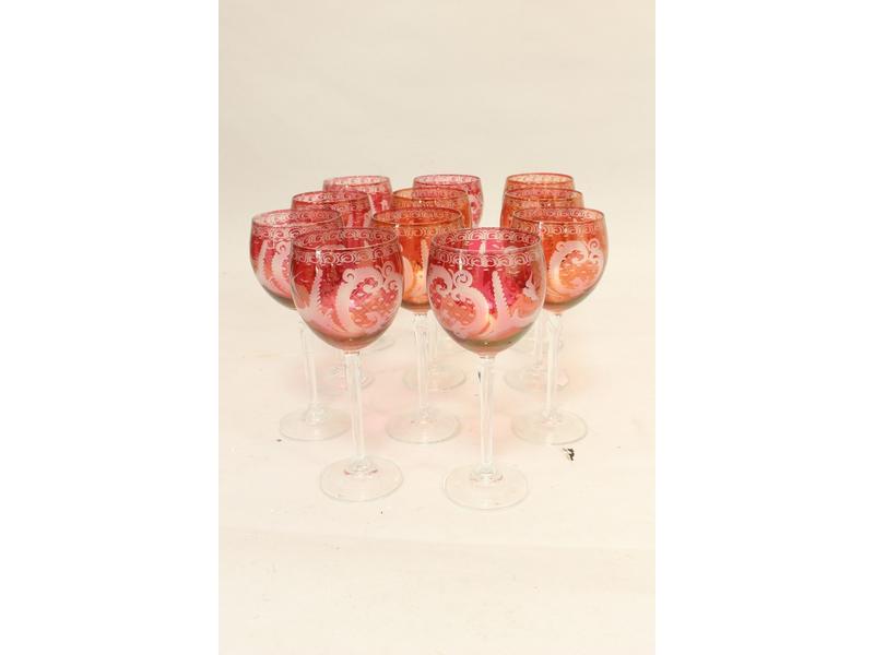 ONZE VERRES à pied en cristal gravé à la...