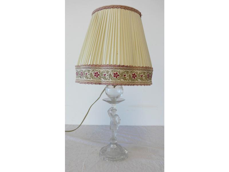 LAMPE en verre moulé le fût représentant...