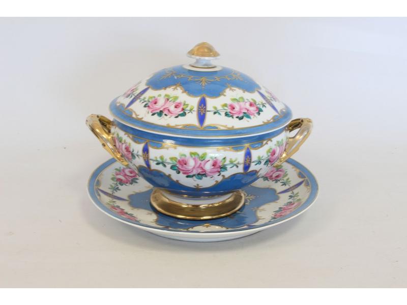 SOUPIERE ET SON PLATEAU en porcelaine émaillée...