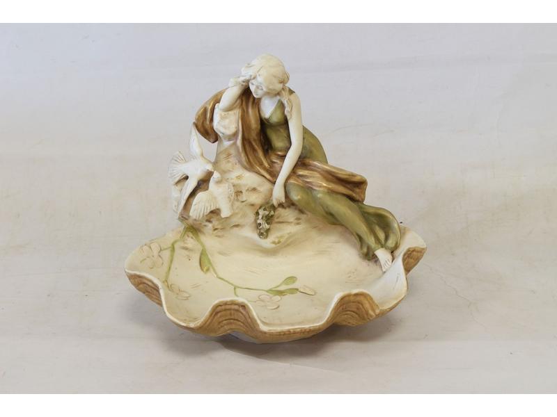 ROYAL DUX, coupe en porcelaine émaillée polychrome...