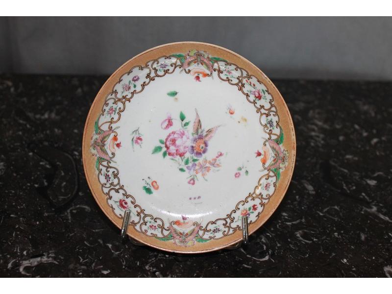 COUPELLE en porcelaine à décor émaillé polychrome...