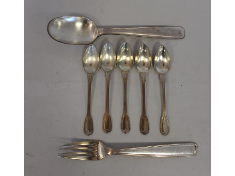 CINQ PETITES CUILLERES en argent, modèle...