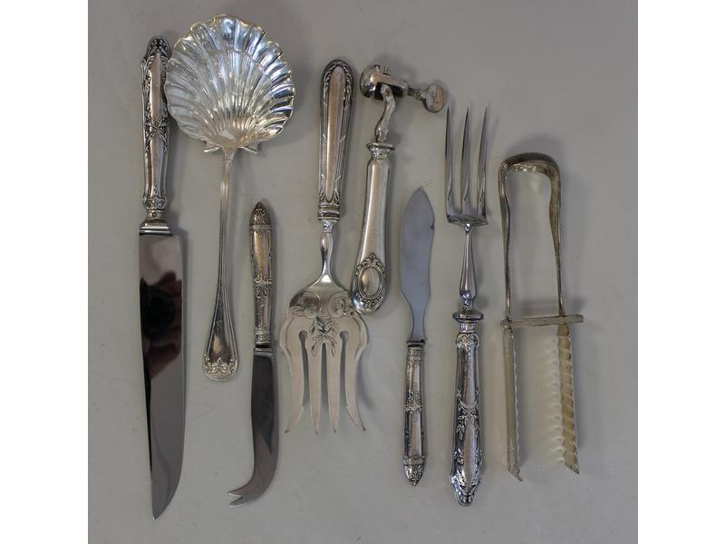 ENSEMBLE DE HUIT PIECES DE SERVICE en argent...
