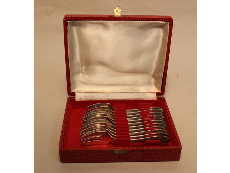 COFFRET ROUGE comprenant 11 fourchettes à...