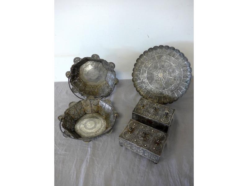 CINQ PIECES en argent filigrané, paire de...