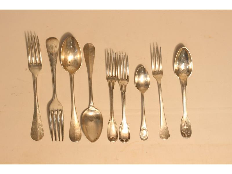 LOT DE COUVERTS en argent dépareillé, modèle...