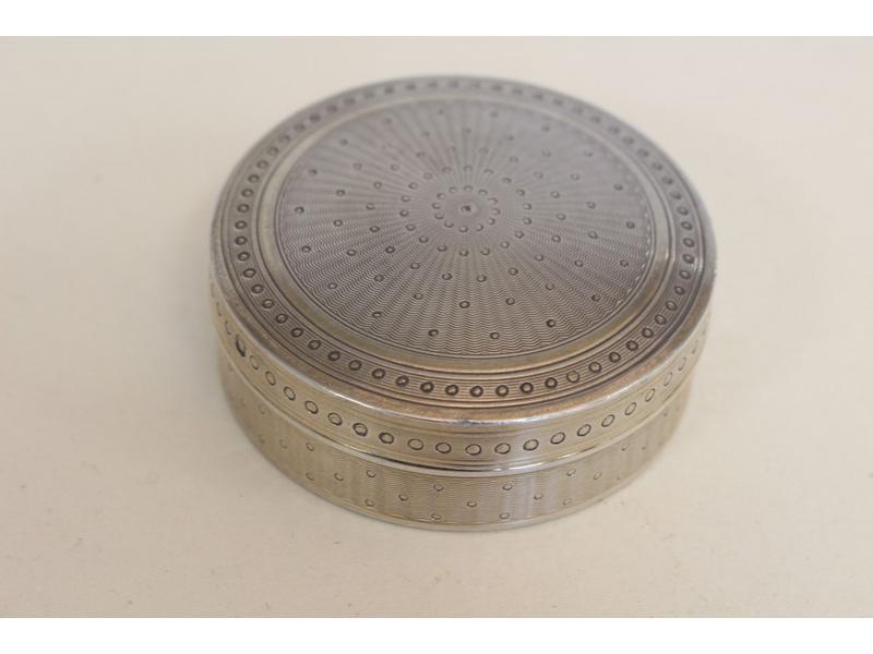 PETITE BOÎTE RONDE en argent  guilloché de...