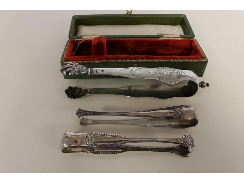 TROIS PINCES A SUCRE en argent, deux à spatules...