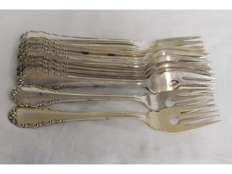 DOUZE FOURCHETTES à poisson en argent, spatule...