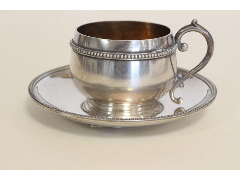 PETITE TASSE ET SOUS-TASSE en argent, à rang...