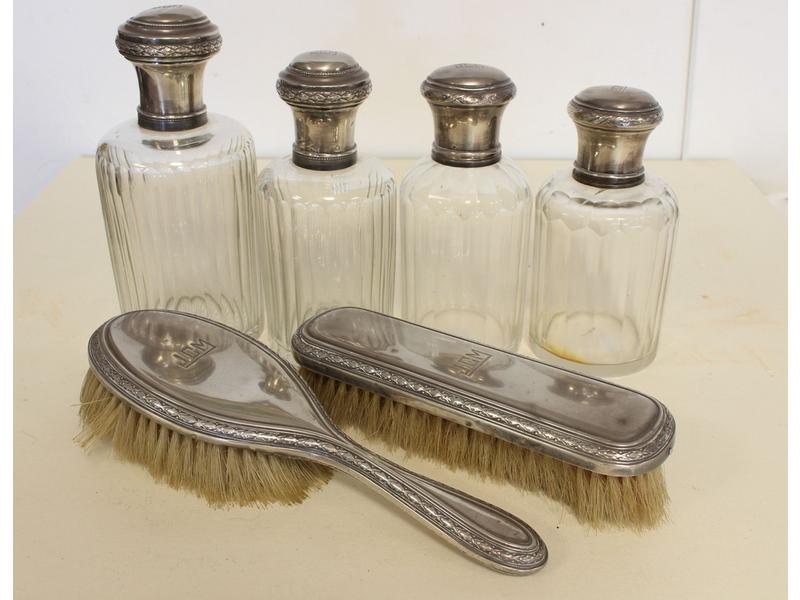 NECESSAIRE DE TOILETTE en verre taillé comprenant...
