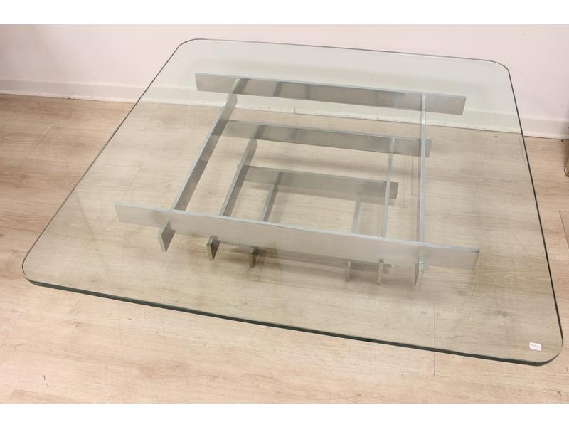 TABLE BASSE carrée, à piétement pyramidal...
