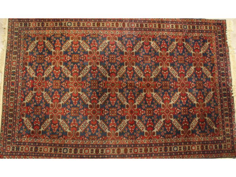 TAPIS en laine à décor polychrome en croisillons...
