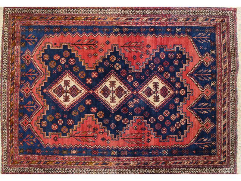 TAPIS en laine à décor polychrome de trois...