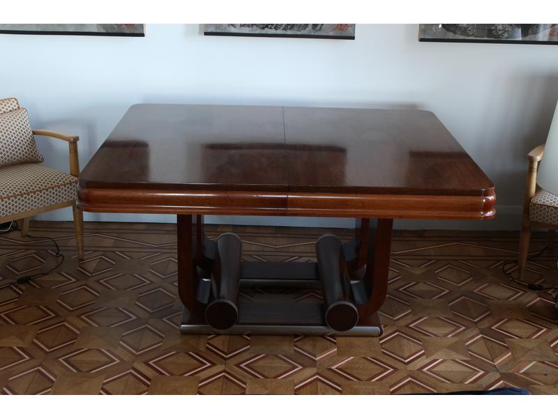 TABLE DE SALLE-A-MANGER carrée en acajou...