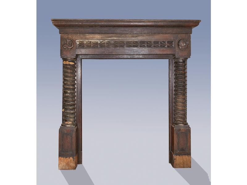IMPORTANTE CHEMINEE en chêne mouluré et sculpté...