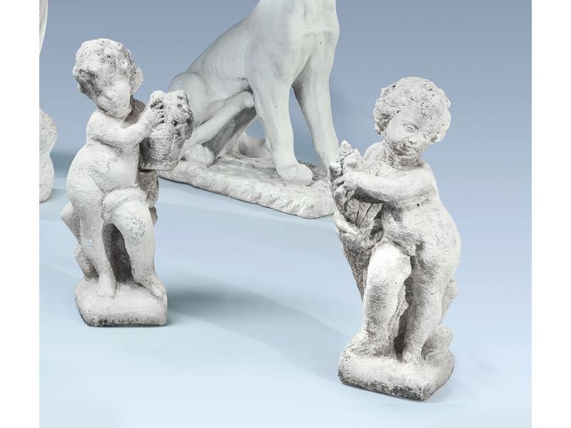 PAIRE DE PUTTI en pierre reconstituée tenant...