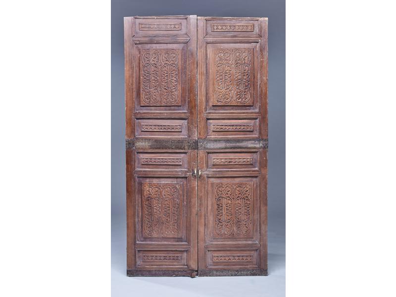 PAIRE DE PORTES à panneaux moulurés et sculptés...