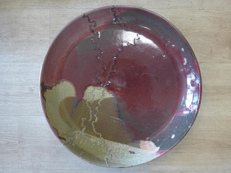 GRAND PLAT rond en céramique émaillée polychrome...