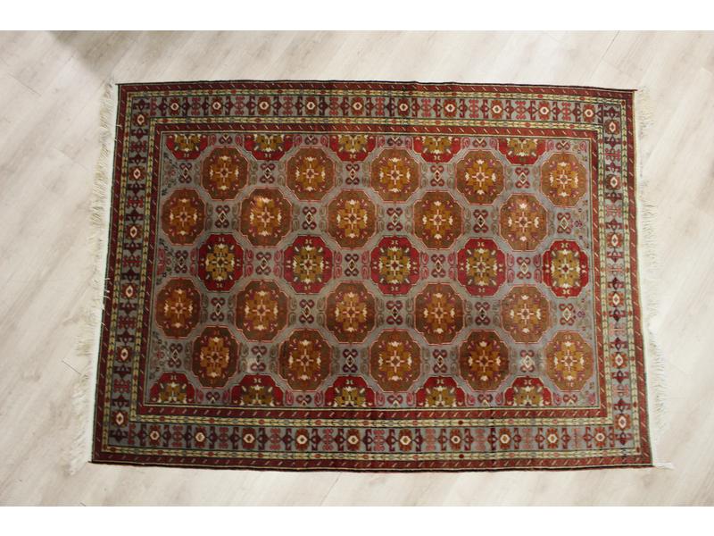 TAPIS en laine à décor polychrome de pieds...