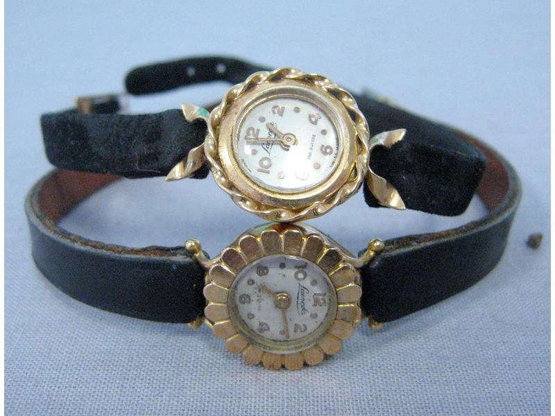 DEUX PETITES MONTRES BRACELETS DE DAME à...