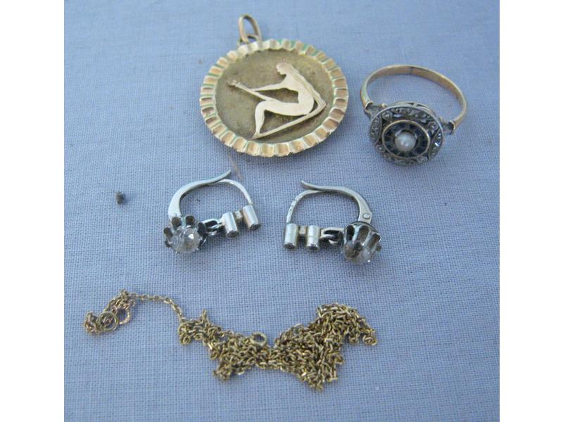 LOT D'OR : une chaîne et sa médaille, une...