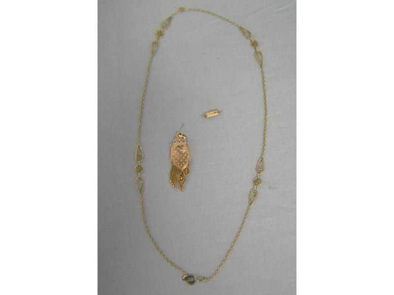 LOT D'OR : pendentif à franges et une chaîne...