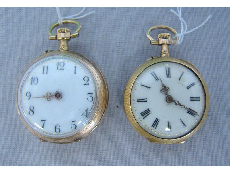 DEUX MONTRES DE COL en or, l'une à décor...
