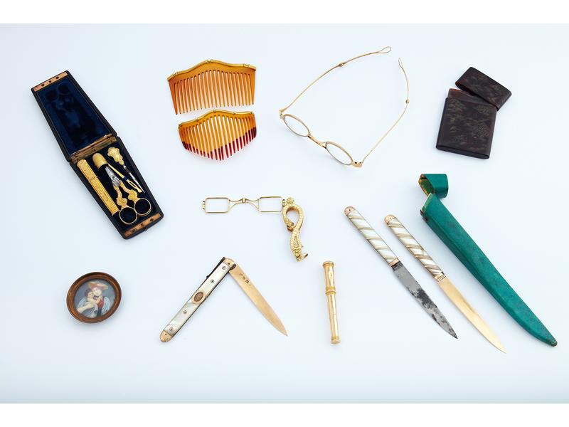 ETUI à tablettes plat en écaille brune gravé...