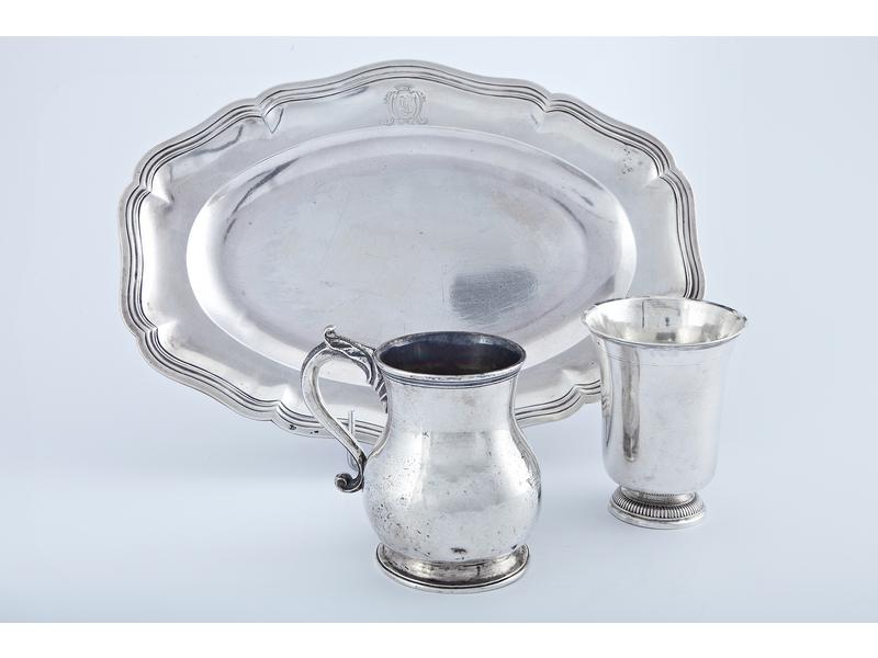 TIMBALE tulipe en argent uni, posant sur...