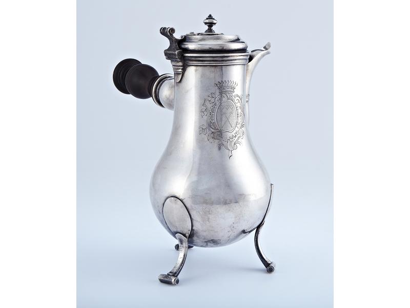 CHOCOLATIERE en argent, de forme balustre,...