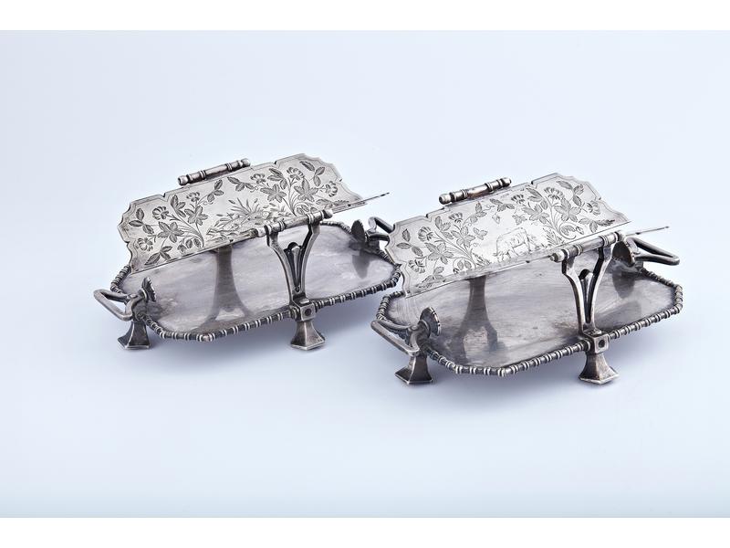 PAIRE DE PORTE-TOASTS (?) en argent de forme...