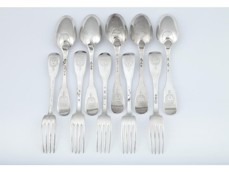 CINQ CUILLERS ET CINQ FOURCHETTES de table...