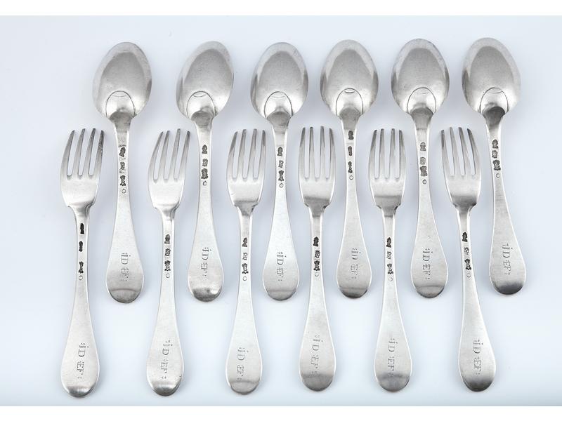 SIX COUVERTS en argent, modèle uni-plat,...