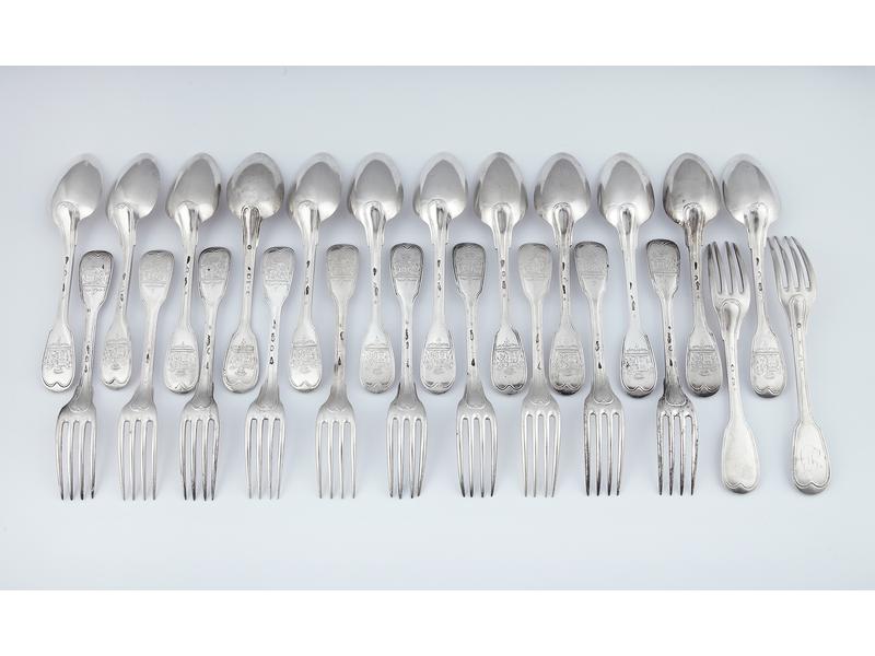 DOUZE CUILLERS ET DOUZE FOURCHETTES de table...