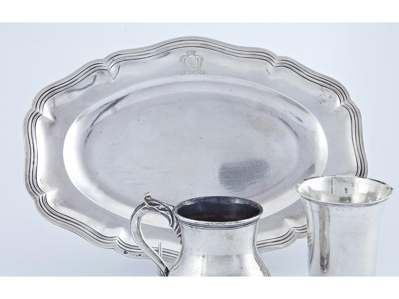 PLAT OVALE à contours en argent, modèle à...