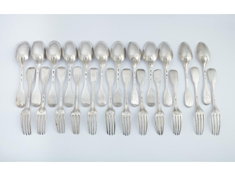 DOUZE CUILLERS ET DOUZE FOURCHETTES de table,...