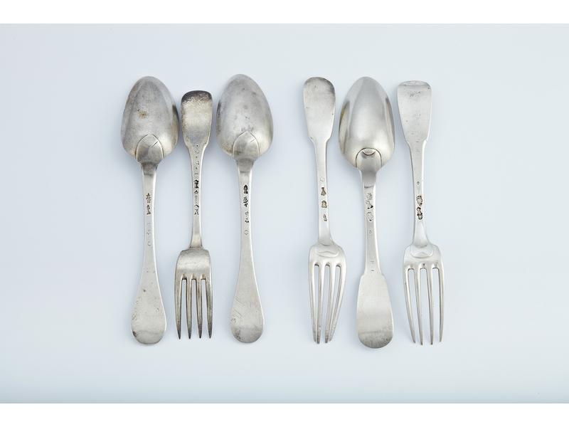 TROIS CUILLERS ET TROIS FOURCHETTES de table...