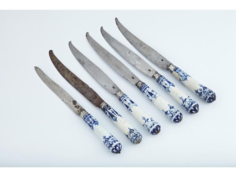 SIX COUTEAUX, les manches en porcelaine de...