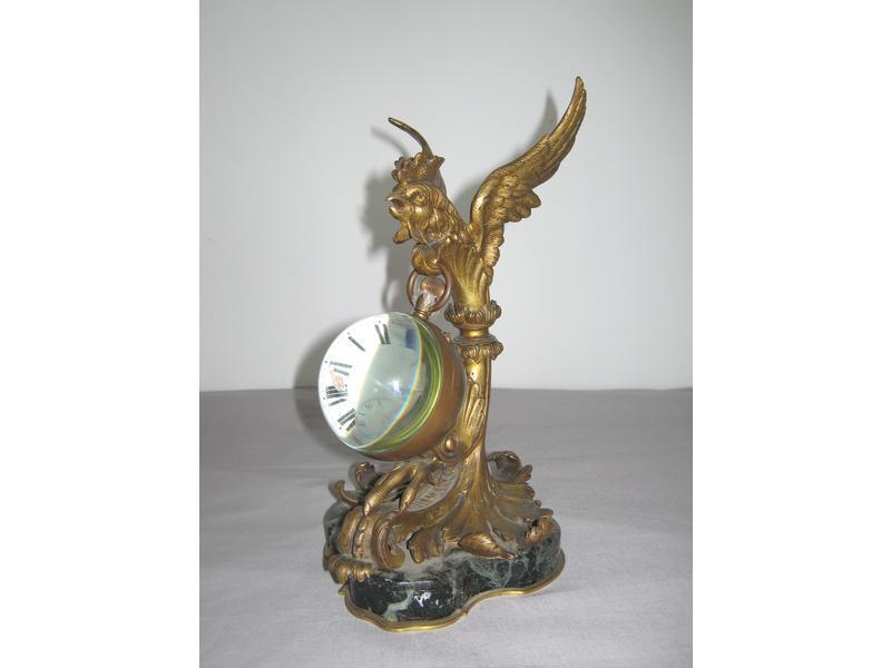 PORTE-MONTRE en bronze figurant un coq aux...