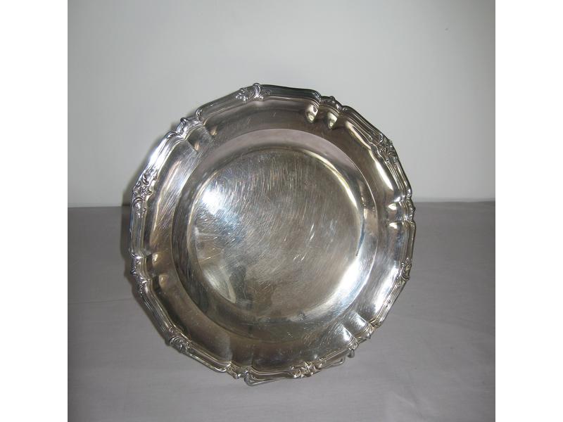 PLAT ROND en argent, modèle à contours avec...