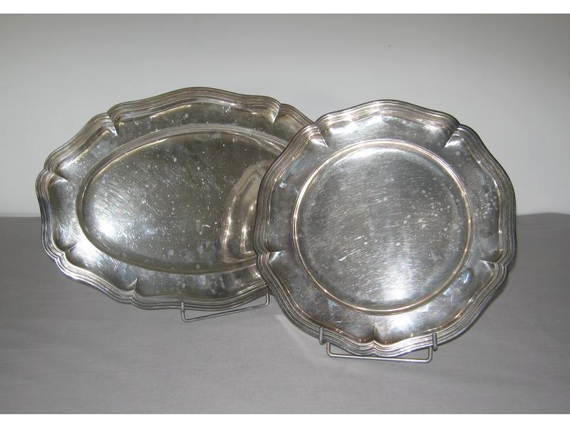 DEUX PLATS : un rond et un ovale, en métal...