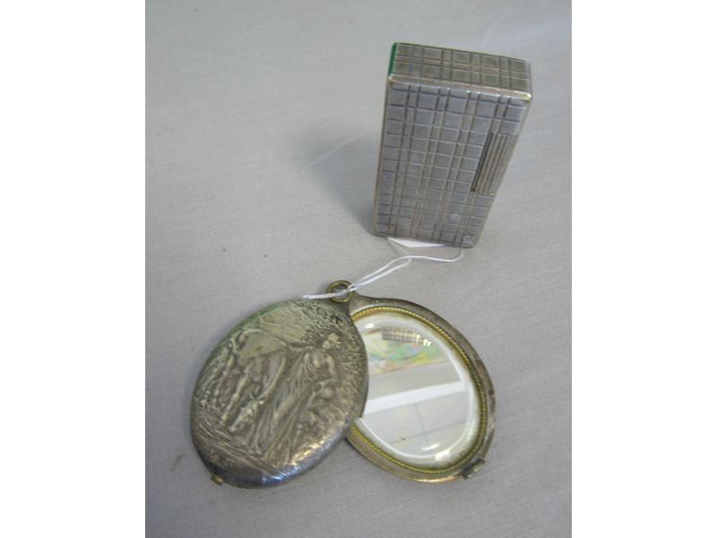 MEDAILLON en argent à décor d'une femme et...