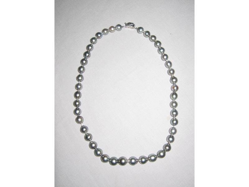 COLLIER de 42 perles grises baroques en chute,...
