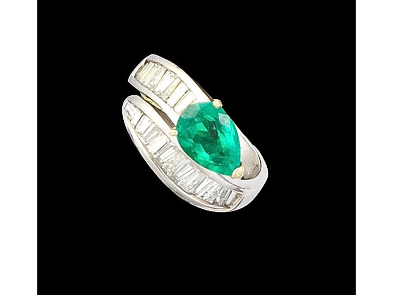 BAGUE en or gris sertie d'une émeraude en...