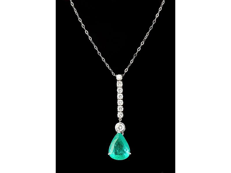 PENDENTIF en or blanc serti d'une émeraude...