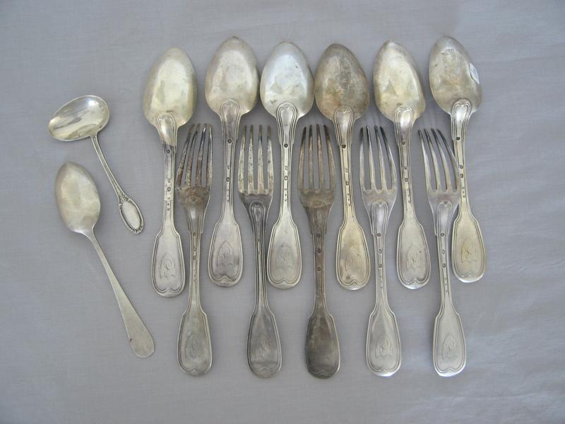 SIX CUILLERS ET CINQ FOURCHETTES en argent,...